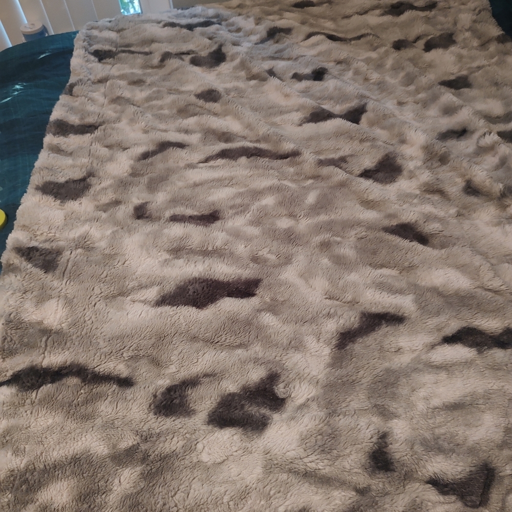 Fuzzy throw blanket